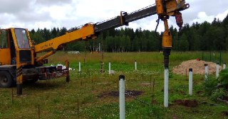 Закручивание винтовых свай в Краснокамск. Аренда машины для закручивания свай цена от 2900 руб